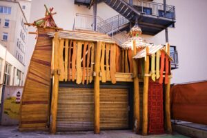 Spielplatz Projekt mit Spielgerät der Holzgestaltung Daniel Rieker in der Kinderklinik in Schwäbisch Hall