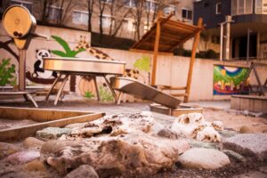 Spielplatz Projekt mit Spielgerät der Holzgestaltung Daniel Rieker in der Kinderklinik in Schwäbisch Hall