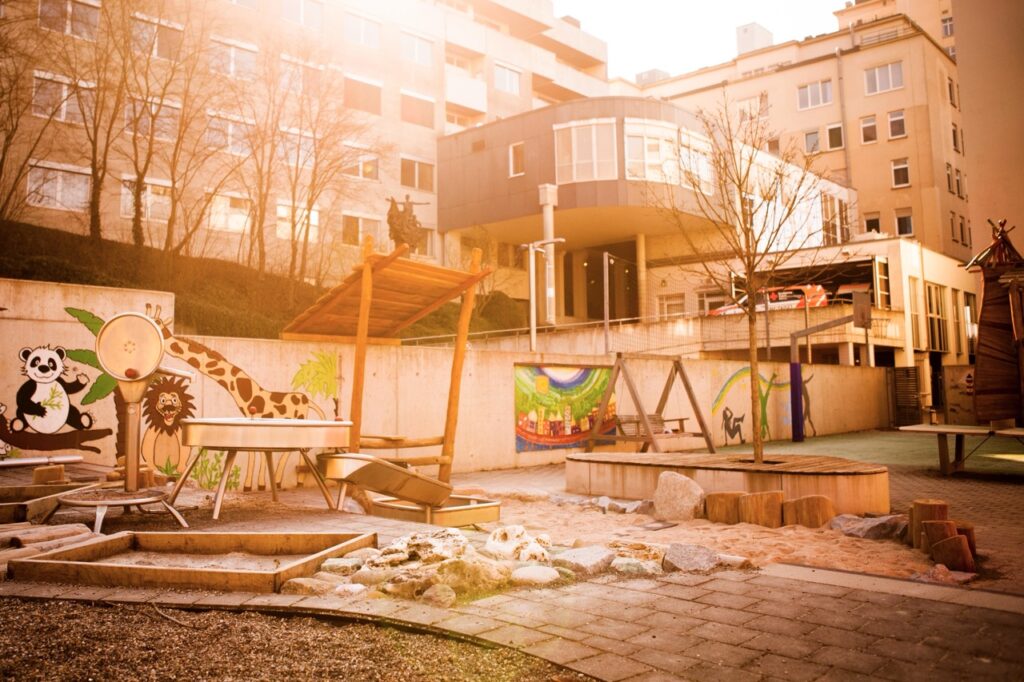 Spielplatz Projekt mit Spielgerät der Holzgestaltung Daniel Rieker in der Kinderklinik in Schwäbisch Hall