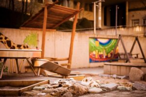 Spielplatz Projekt mit Spielgerät der Holzgestaltung Daniel Rieker in der Kinderklinik in Schwäbisch Hall