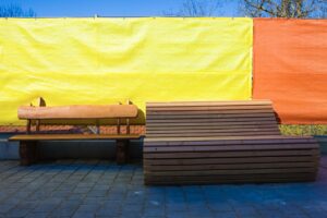 Spielplatz Projekt mit Sitzbank der Holzgestaltung Daniel Rieker in der Kinderklinik in Schwäbisch Hall