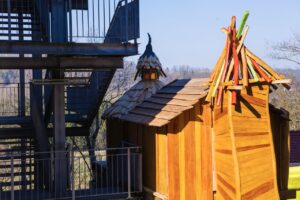 Spielplatz Projekt mit Spielgerät der Holzgestaltung Daniel Rieker in der Kinderklinik in Schwäbisch Hall